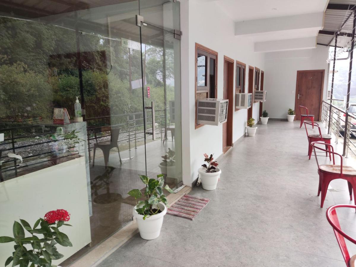 Hotel Studioz Sahastradhara Déhrádún Exteriér fotografie