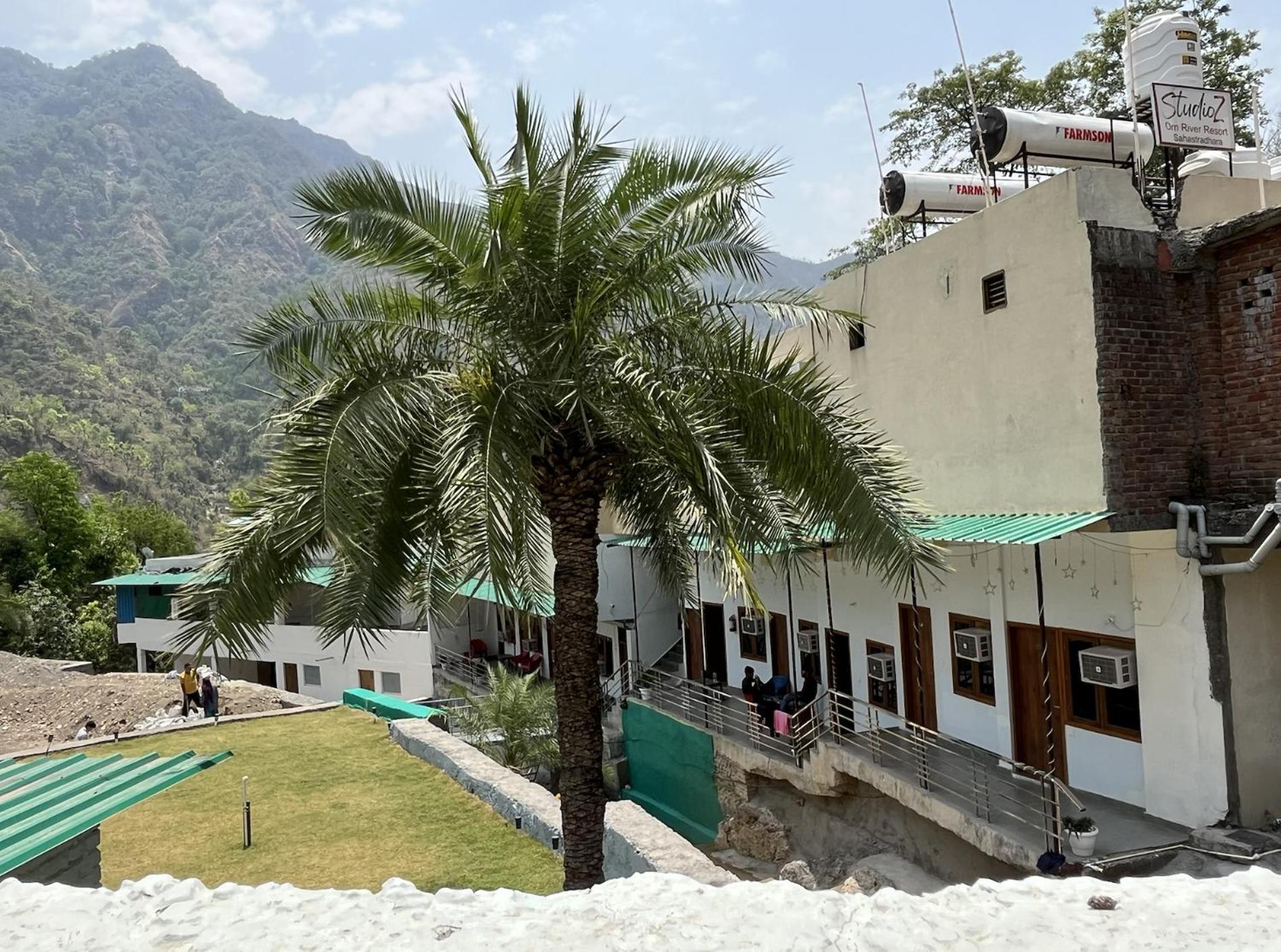 Hotel Studioz Sahastradhara Déhrádún Exteriér fotografie